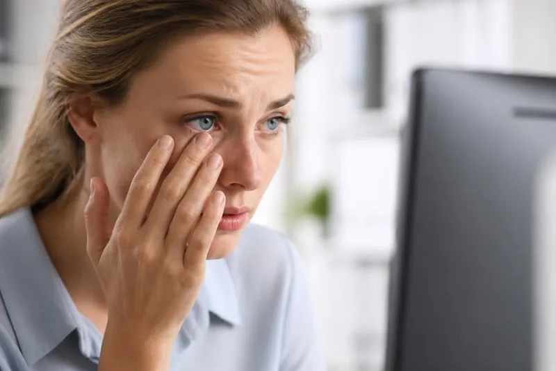 découvrez des conseils pratiques pour soulager les yeux secs lorsque vous portez des lentilles de contact et protéger votre confort au quotidien.