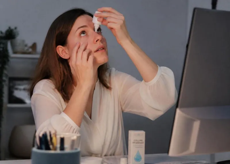 découvrez les différences essentielles entre le collyre hydratant et le sérum physiologique, leurs usages spécifiques et leurs bienfaits pour la santé oculaire.